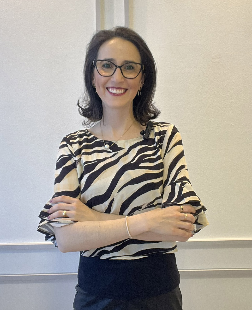 Bibiana Heldt, nutricionista comportamental, de braços cruzados no consultório em Novo Hamburgo
