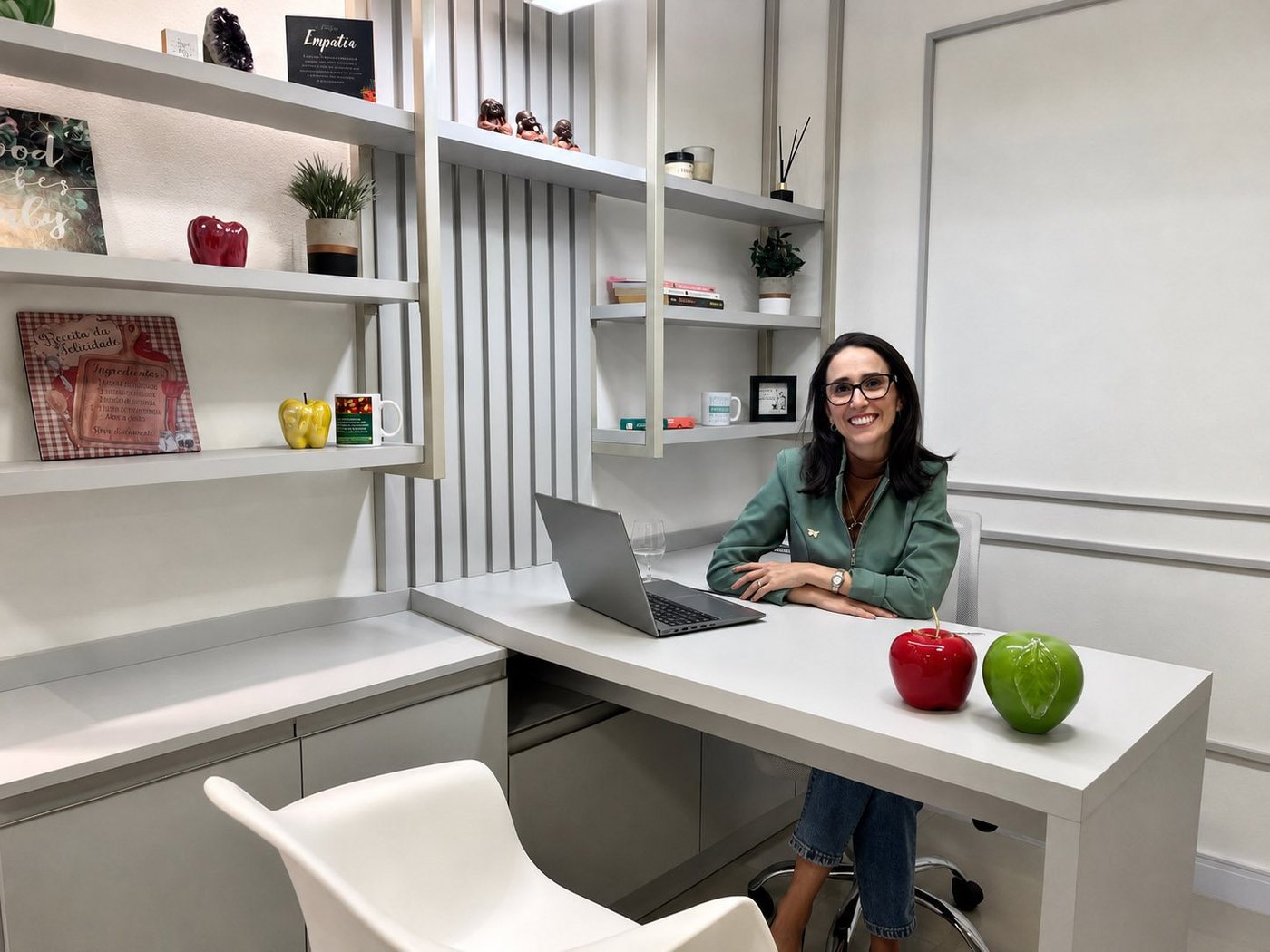 Bibiana Heldt sentada à mesa do seu consultório de nutrição em Novo Hamburgo