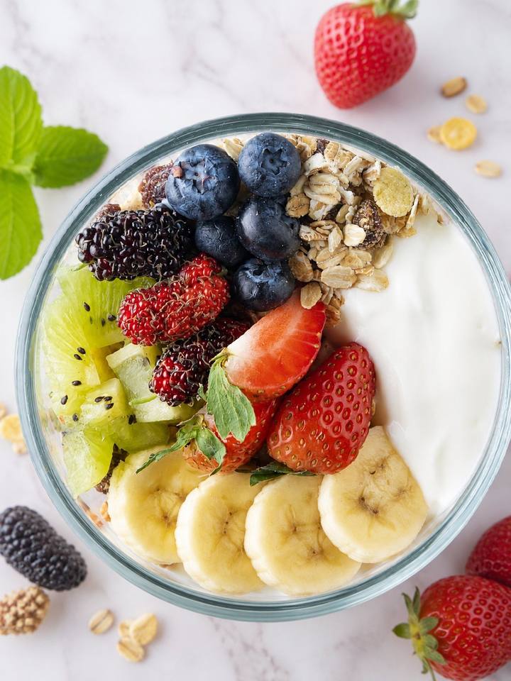 Pote de iogurte com granola, banana, morango, amora, mirtilo e kiwi